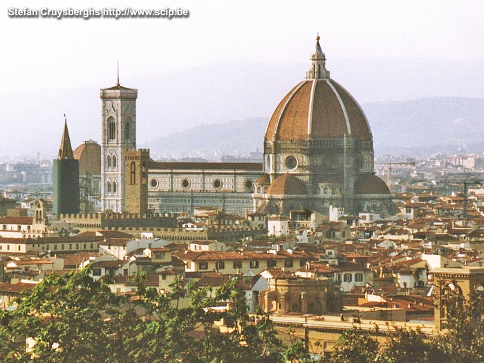 Firenze - Duomo De kathedraal (duomo) is gewijd aan Santa Maria del Fiore en het heeft de typische Italiaanse gotische architectuur. De bouw werd beëindigd in 1367. Stefan Cruysberghs